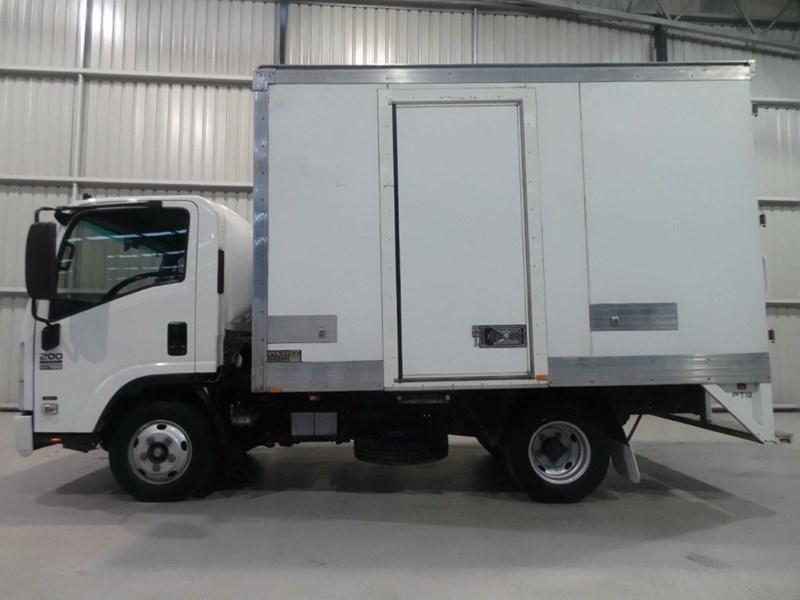 2013 ISUZU NNR200
