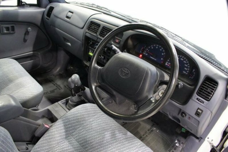 2001 TOYOTA HILUX (4x4) RZN174R