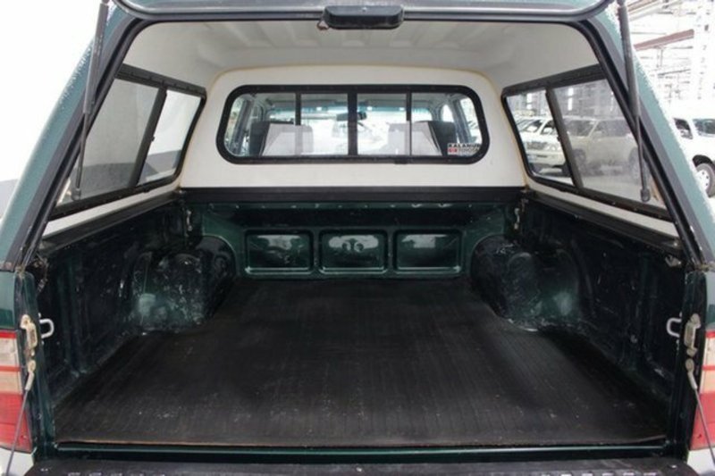 2002 TOYOTA HILUX SR5 (4x4) KZN165R