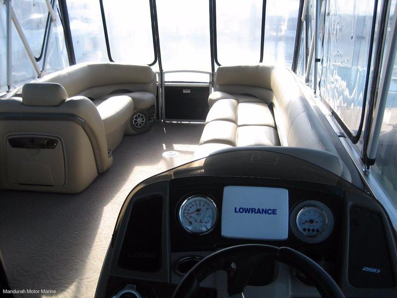 Sun Tracker Party Barge 250 XP3 Regency Edition