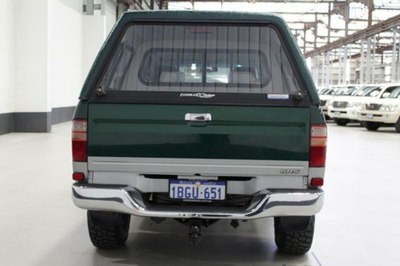 2002 TOYOTA HILUX SR5 (4x4) KZN165R