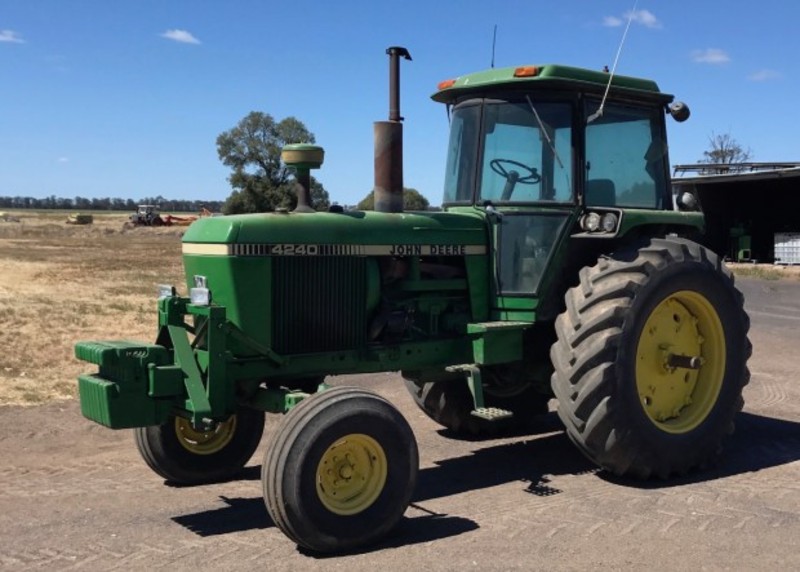 JOHN DEERE 4240 Tractor