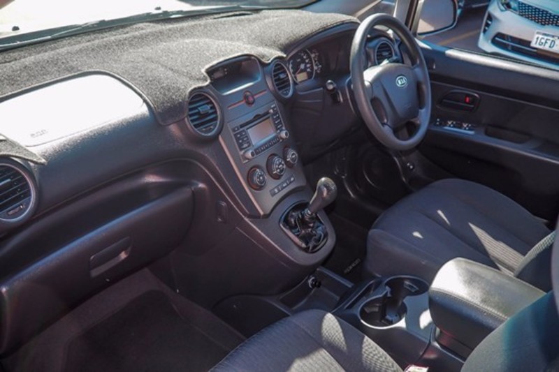 2010 KIA RONDO LX UN