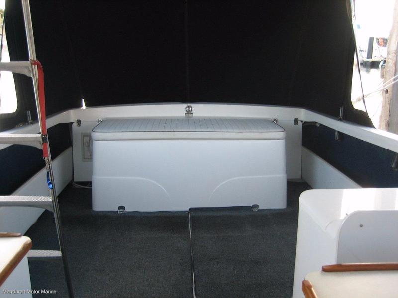 Caribbean 26 Flybridge Cruiser