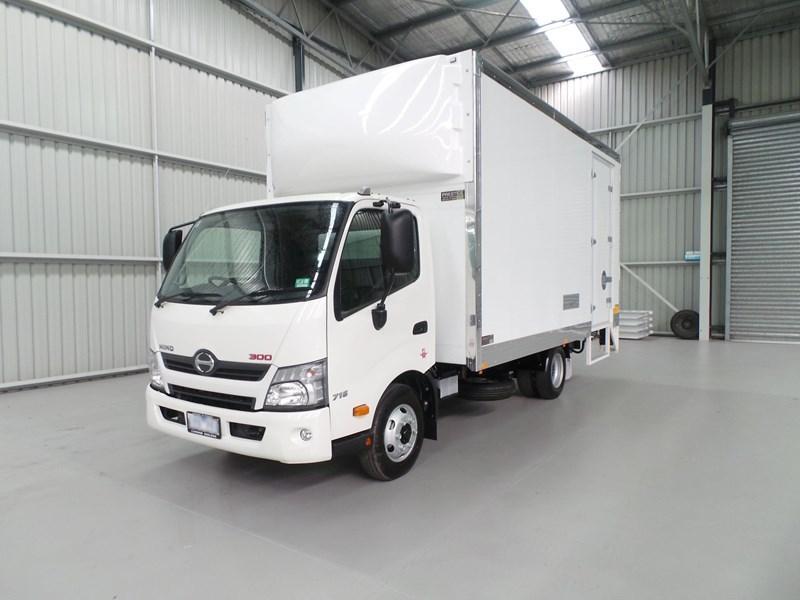 2017 HINO 300 SERIES - 716