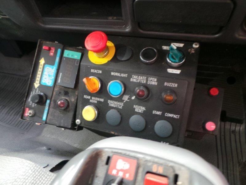 2006 ISUZU NPR400 GARBAGE COMPACTOR