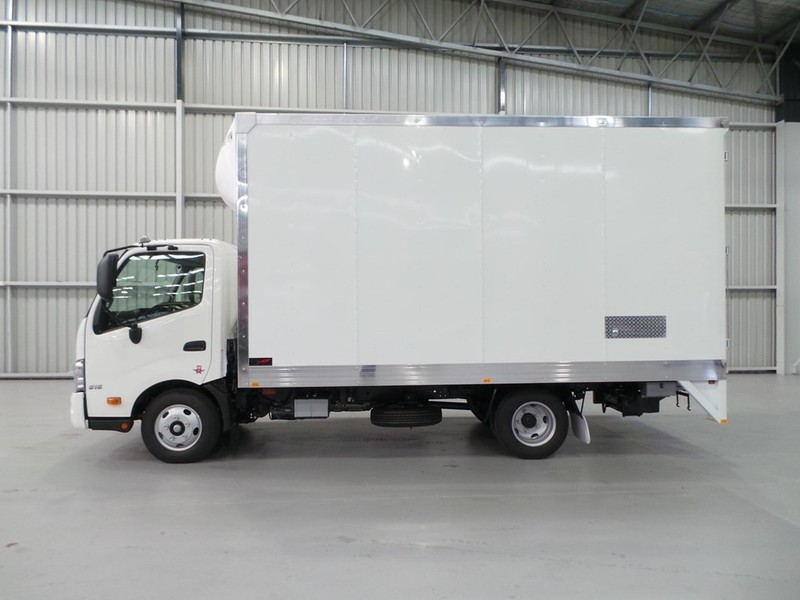 2016 HINO 616 - 300 Series 616 - 300 Series Truck