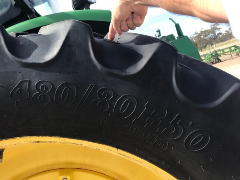 JOHN DEERE 8335R Tractor