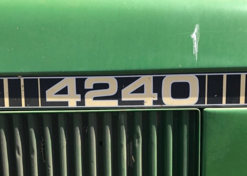 JOHN DEERE 4240 Tractor