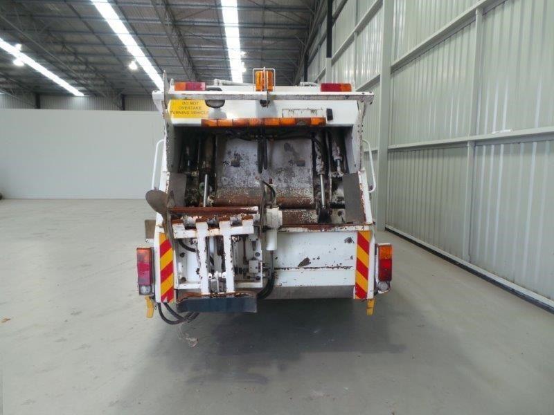 2006 ISUZU NPR400 GARBAGE COMPACTOR