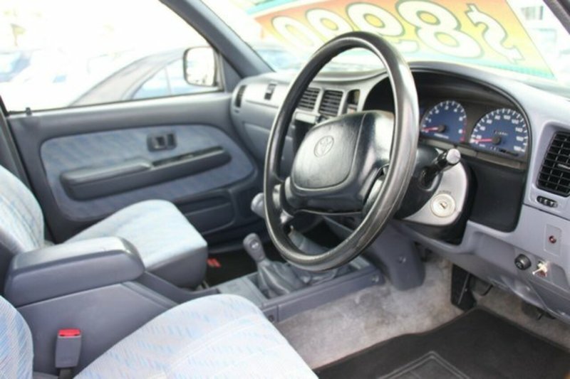 2000 TOYOTA HILUX SR5 (4x4) RZN169R