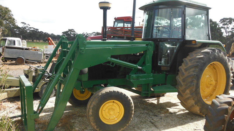 JOHN DEERE 3350 FEL 2323