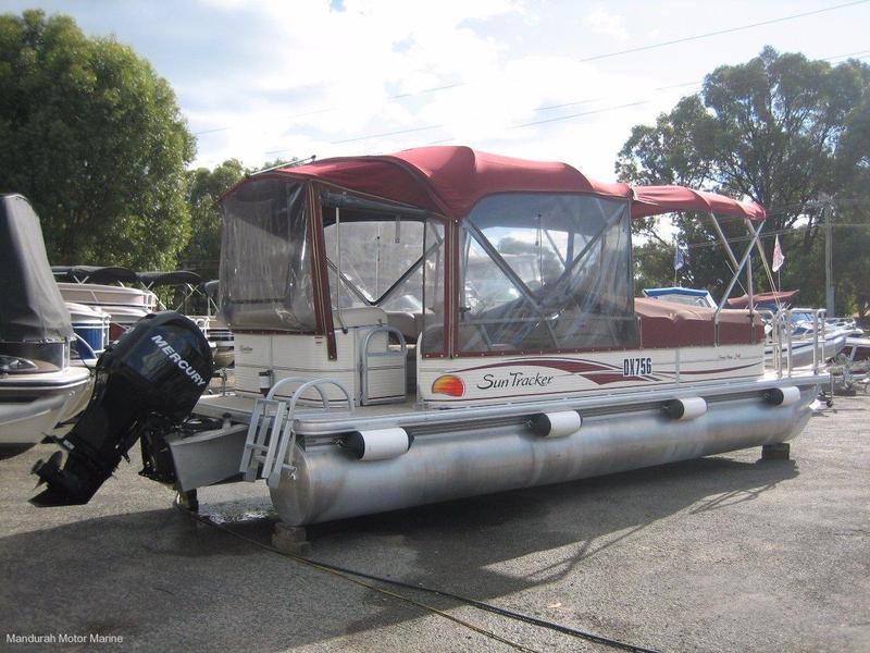 Sun Tracker Party Barge 24