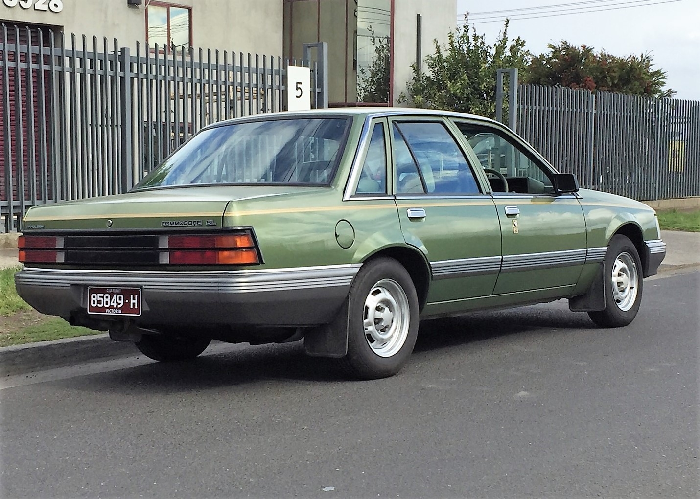 1984 HOLDEN COMMODORE VK SL SEDAN