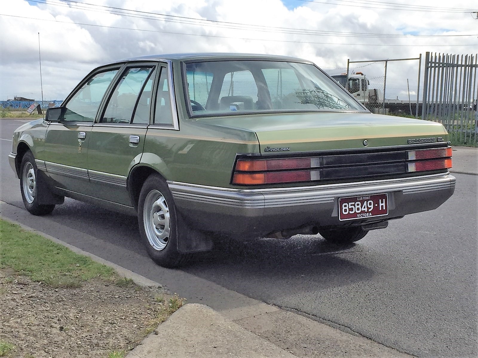 1984 HOLDEN COMMODORE VK SL SEDAN