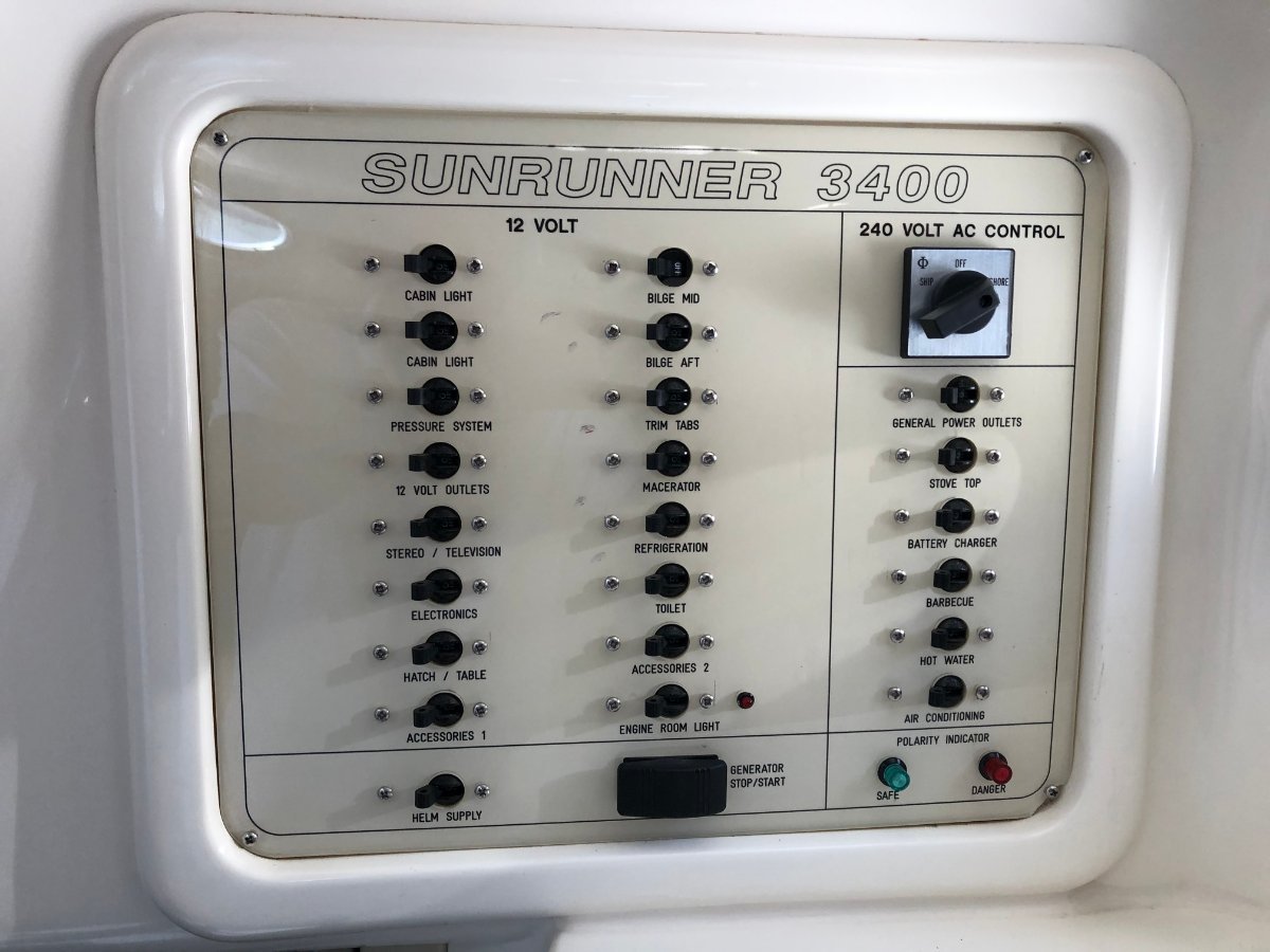 2001 SUNRUNNER 3700 CRUISER
