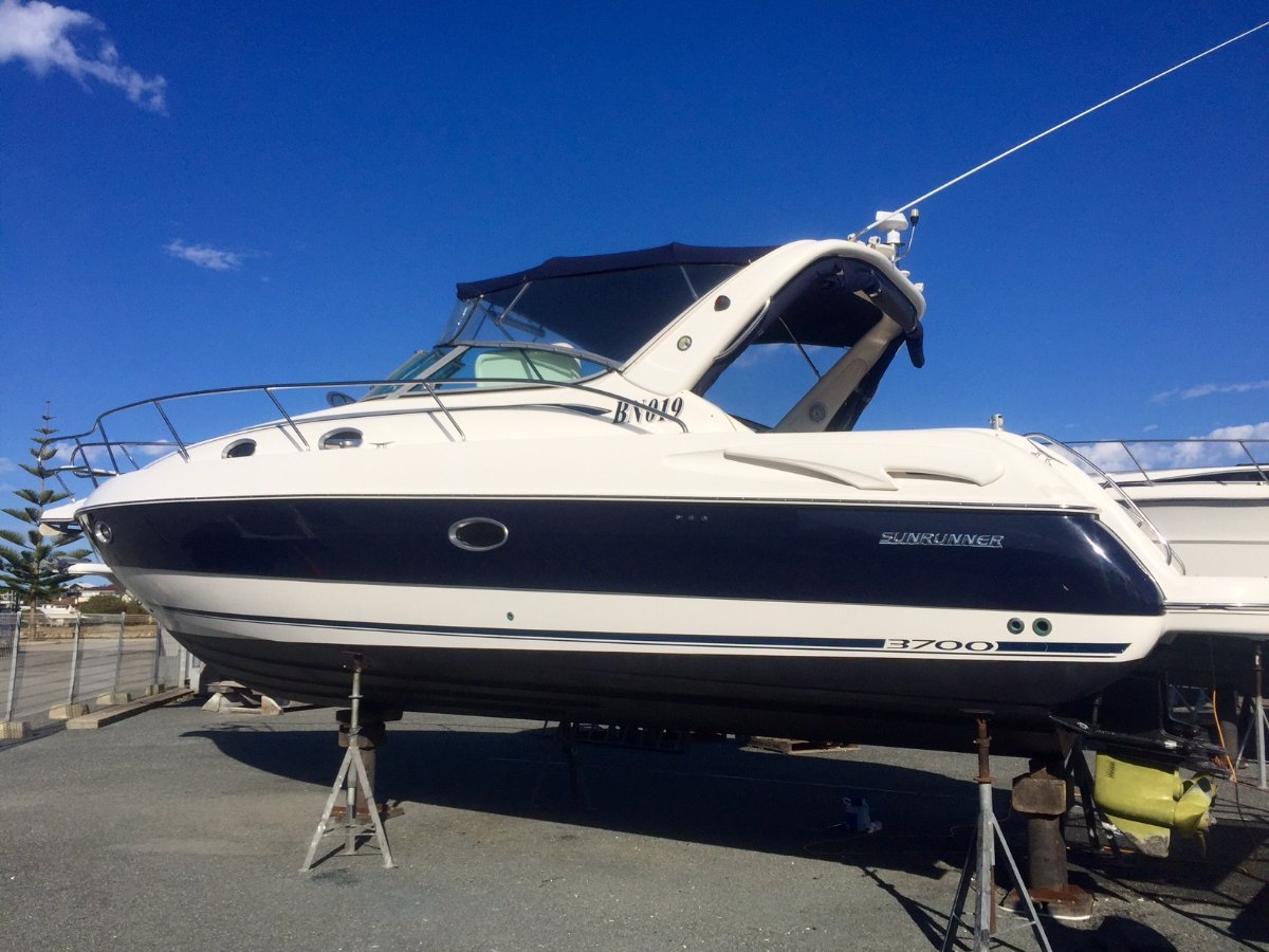 2001 SUNRUNNER 3700 CRUISER