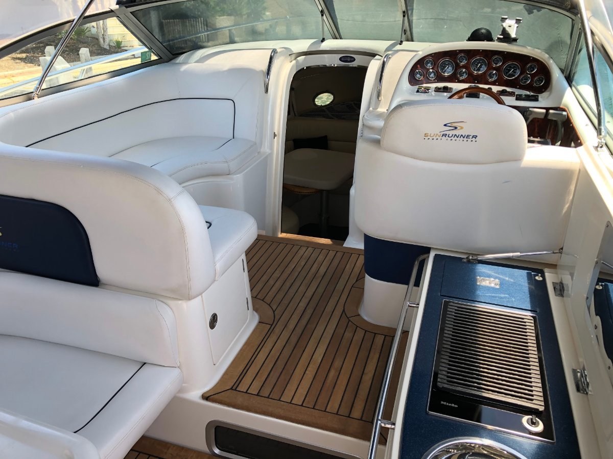 2001 SUNRUNNER 3700 CRUISER