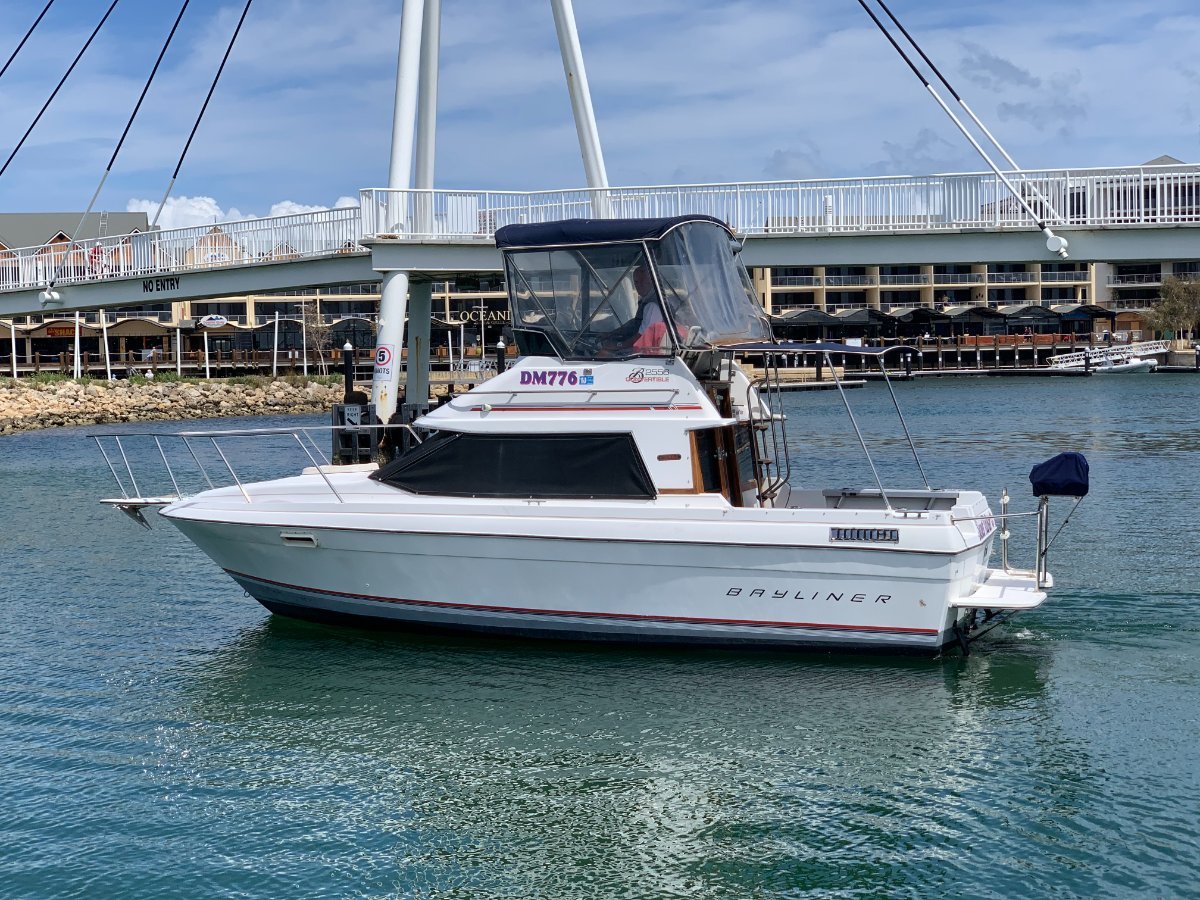 BAYLINER 2556 FLYBRIDGE