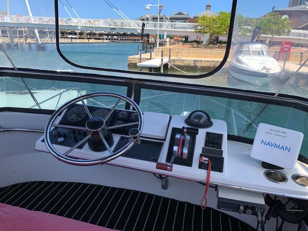 BAYLINER 2556 FLYBRIDGE