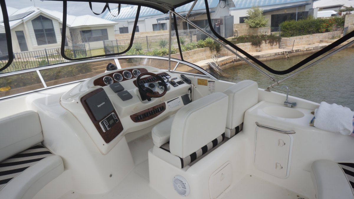 2005 MERIDIAN 411 FLYBRIDGE CRUISER