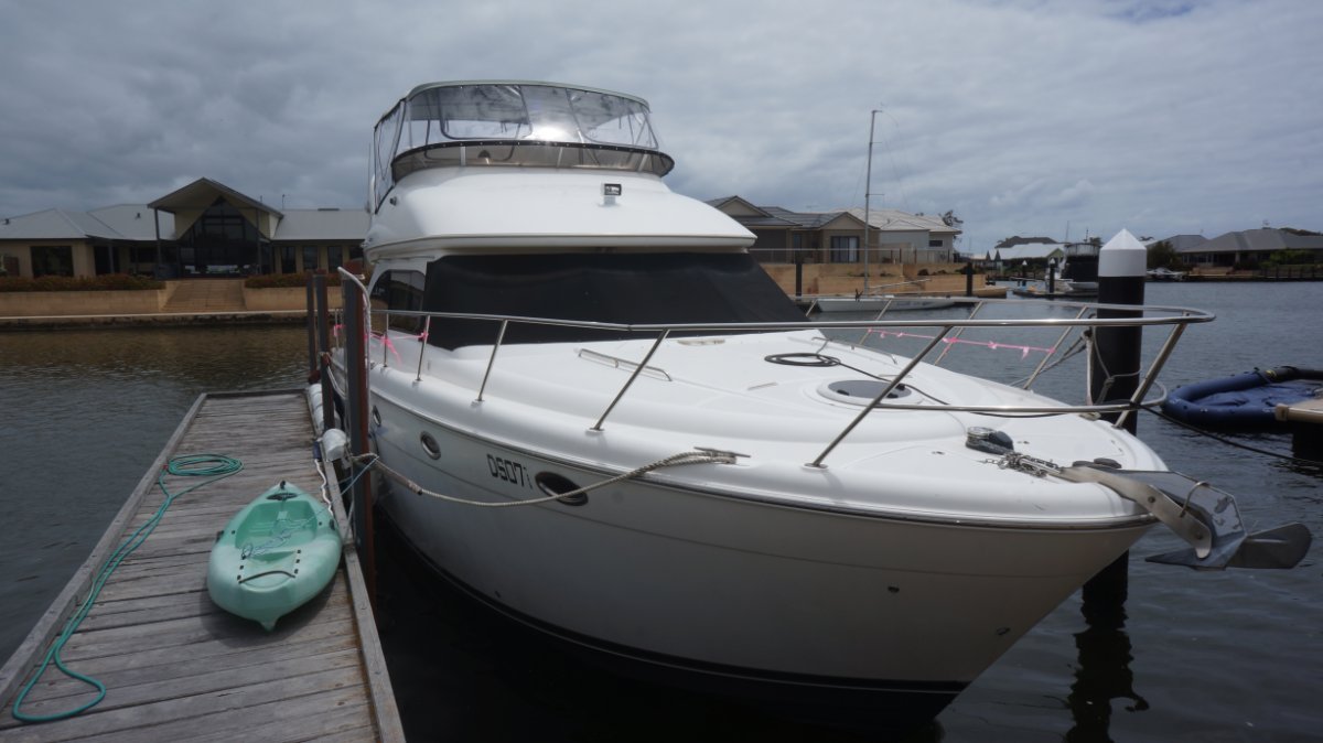 2005 MERIDIAN 411 FLYBRIDGE CRUISER