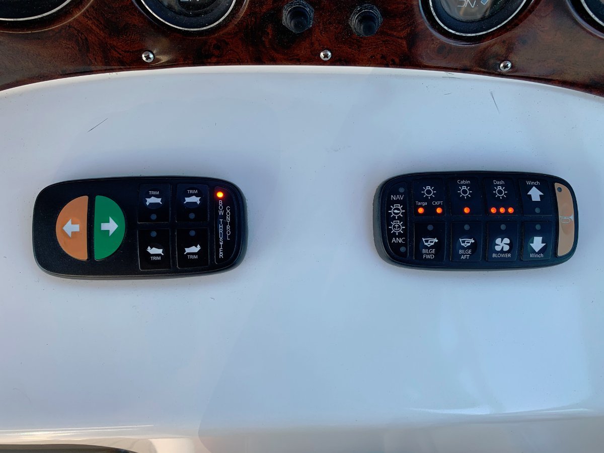 2006 SUNRUNNER 3300 SPORTS CRUISER