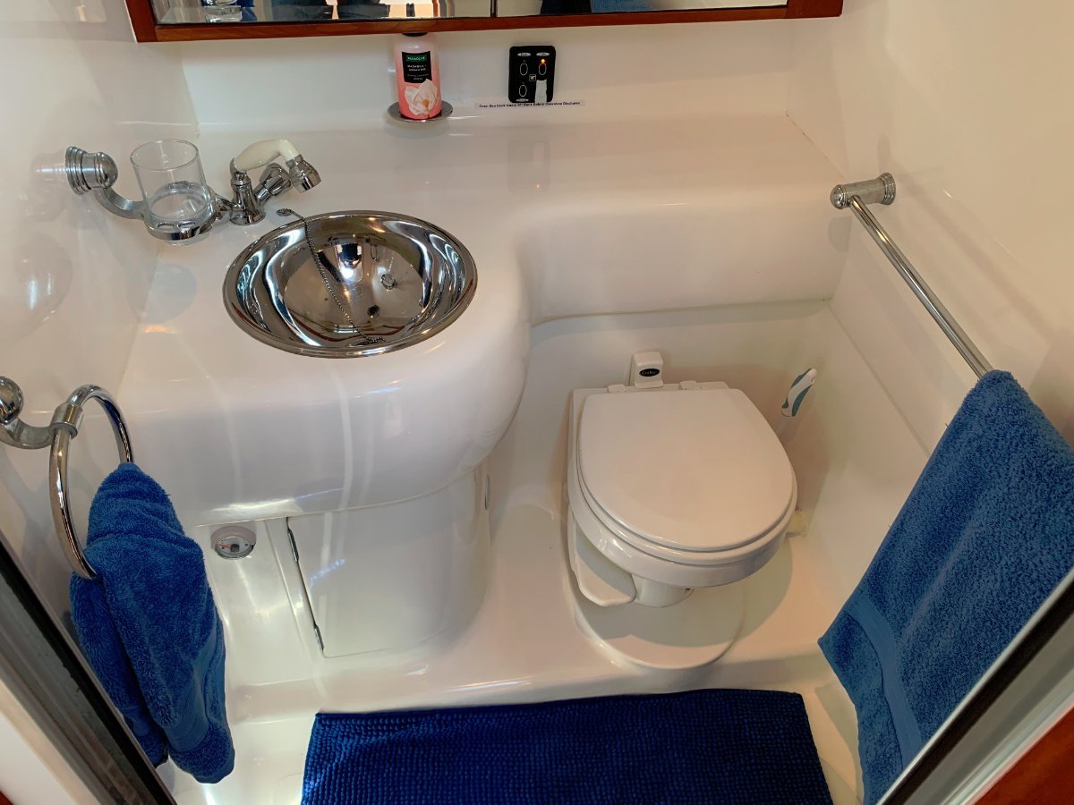 2006 SUNRUNNER 3300 SPORTS CRUISER