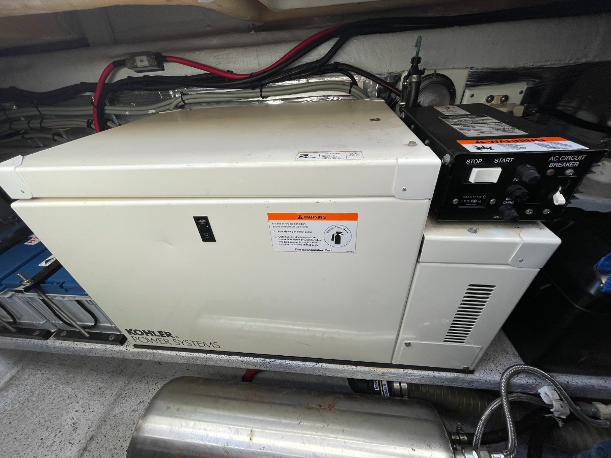 2004 SUNRUNNER 3300 DELUXE CRUISER