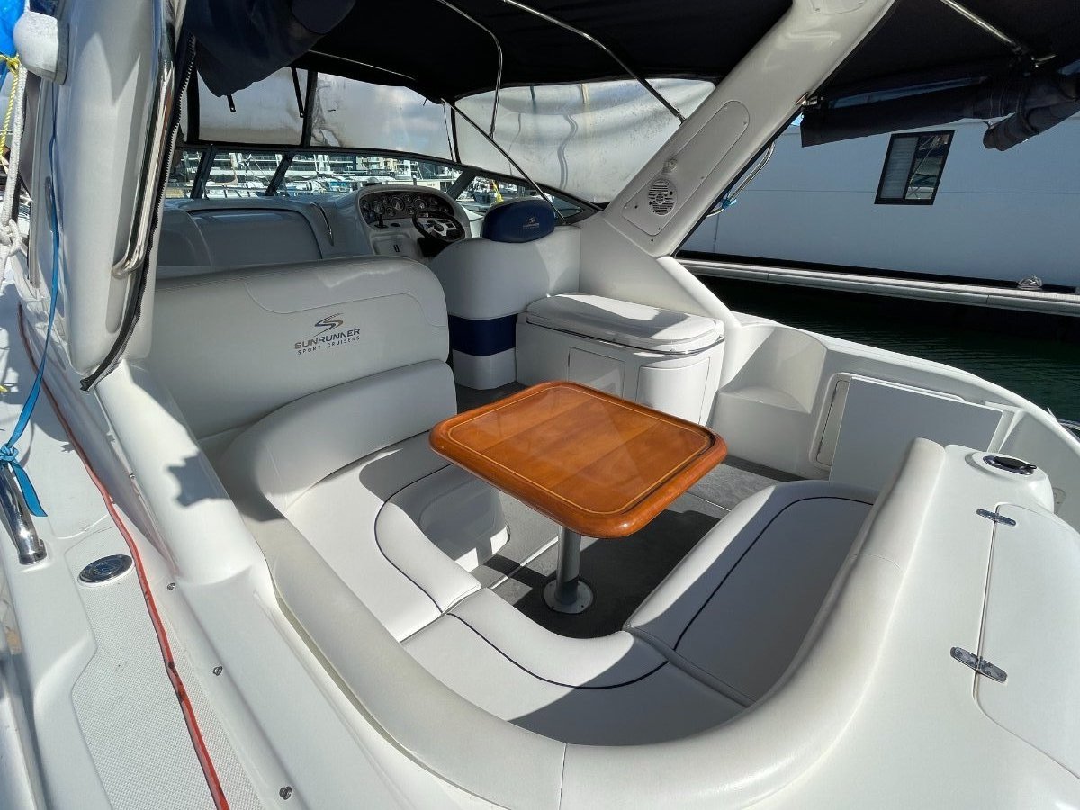 2004 SUNRUNNER 3300 DELUXE CRUISER