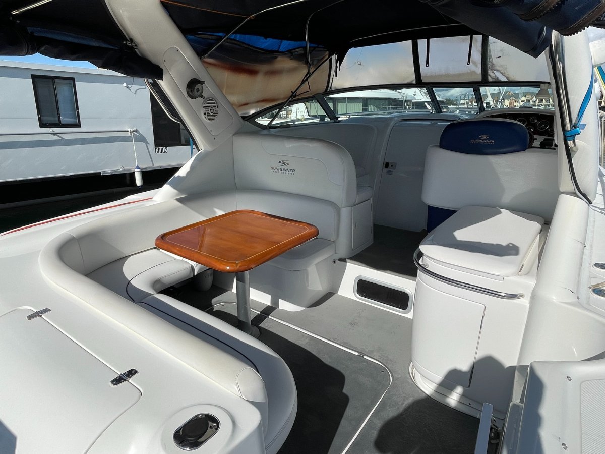 2004 SUNRUNNER 3300 DELUXE CRUISER