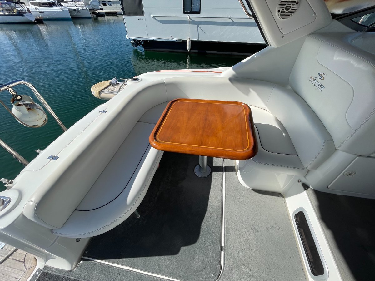 2004 SUNRUNNER 3300 DELUXE CRUISER