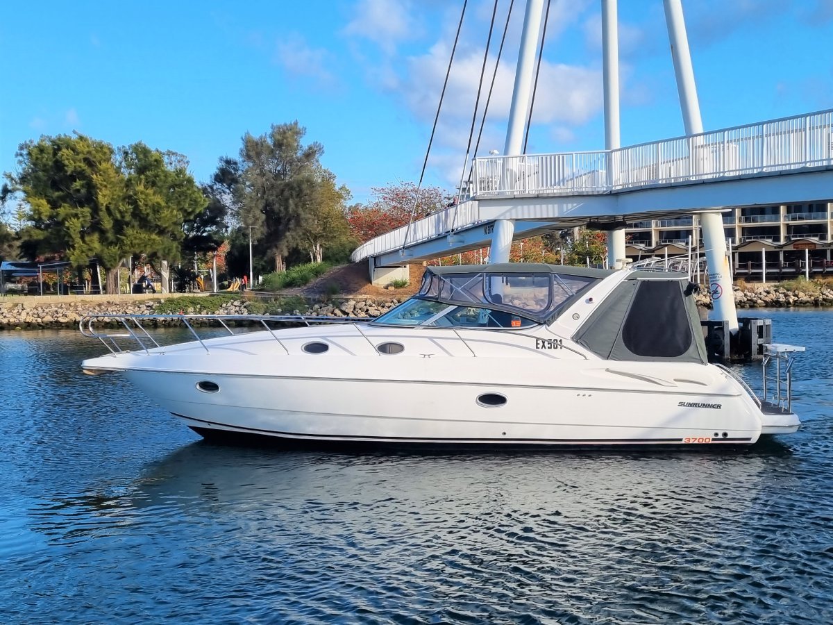 2001 SUNRUNNER 3700 CRUISER