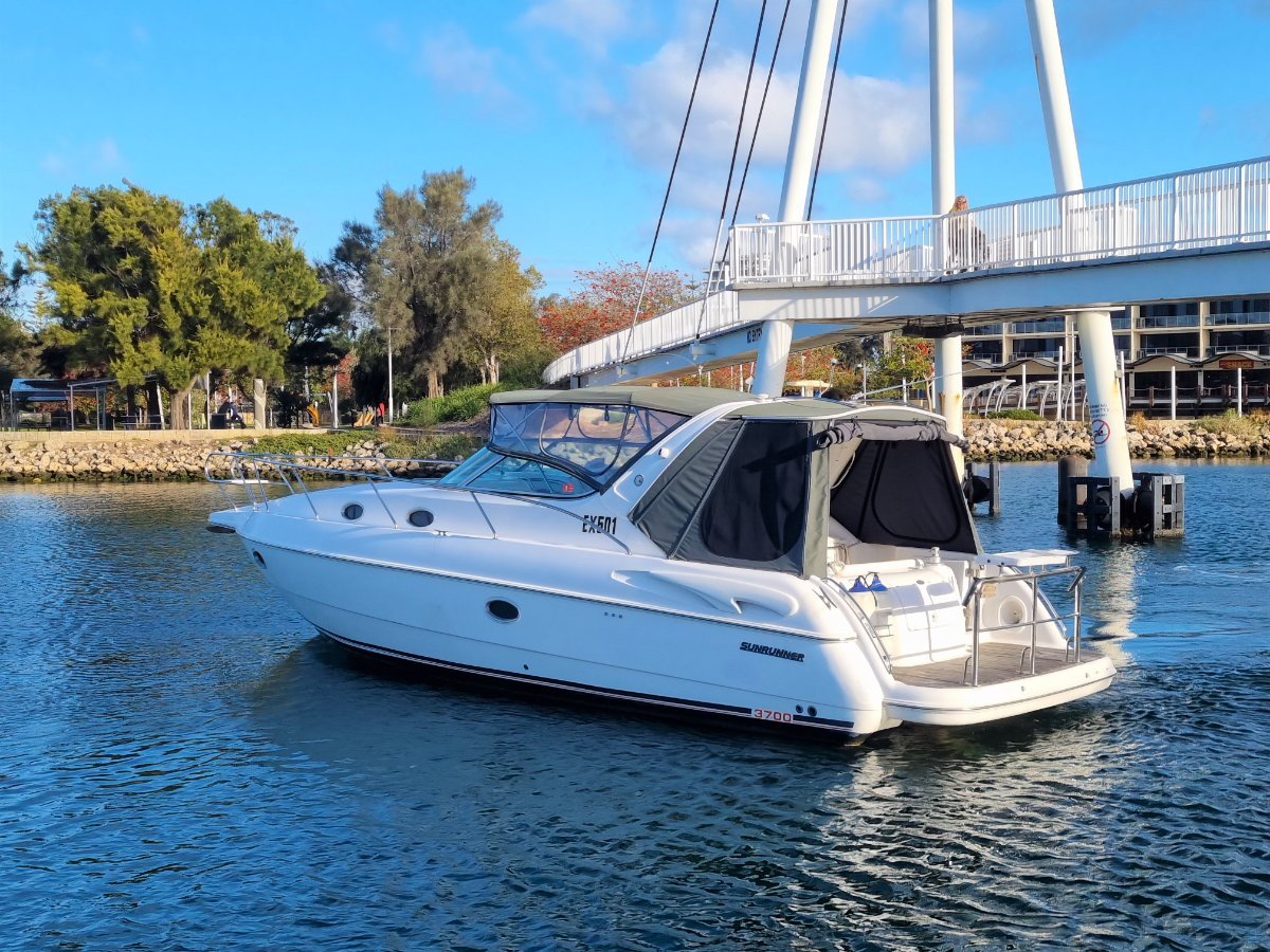 2001 SUNRUNNER 3700 CRUISER