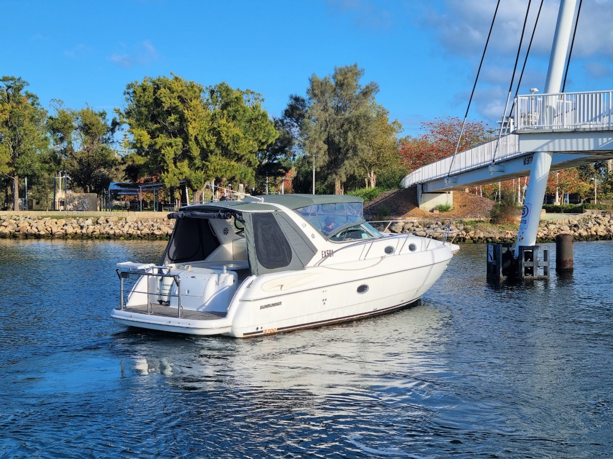 2001 SUNRUNNER 3700 CRUISER