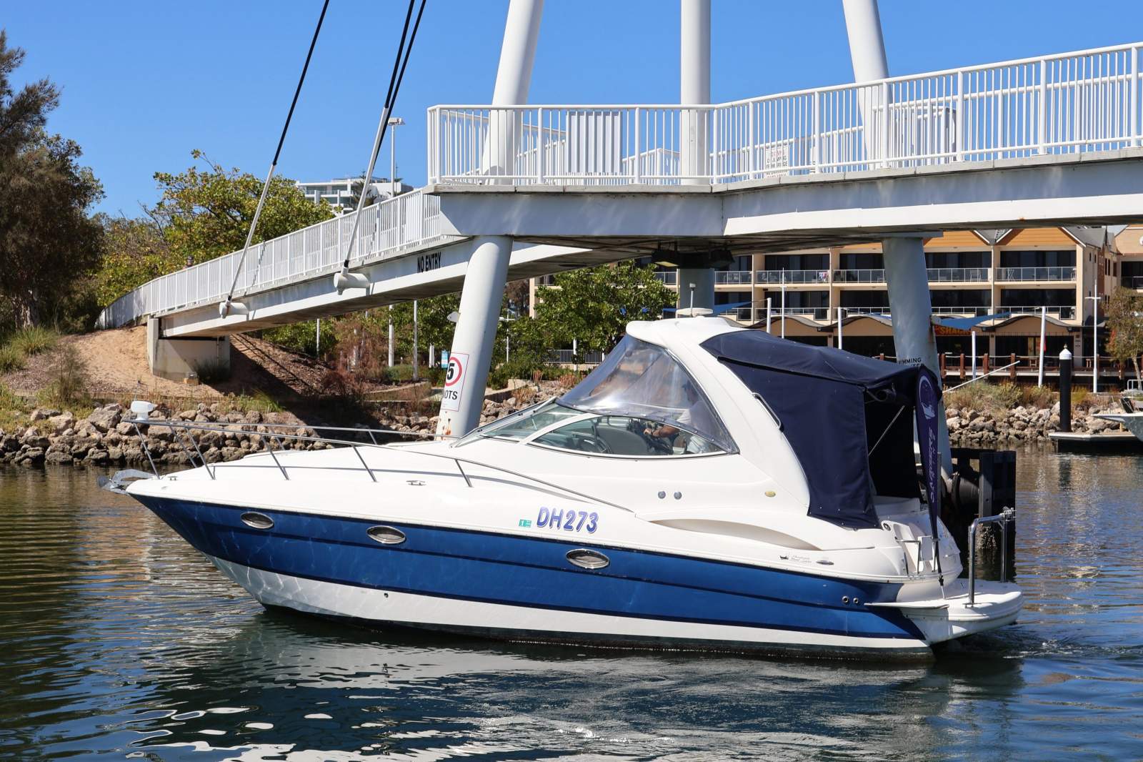 2005 CRUISERS YACHTS 300 EXPRESS CRUISER