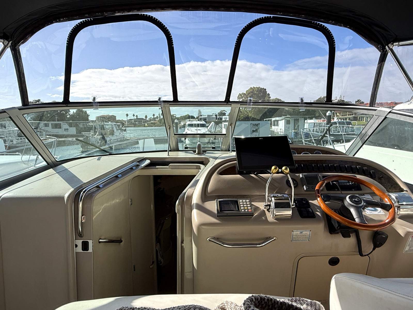 2000 SEA RAY 310 SUNDANCER SPORTS CRUISER