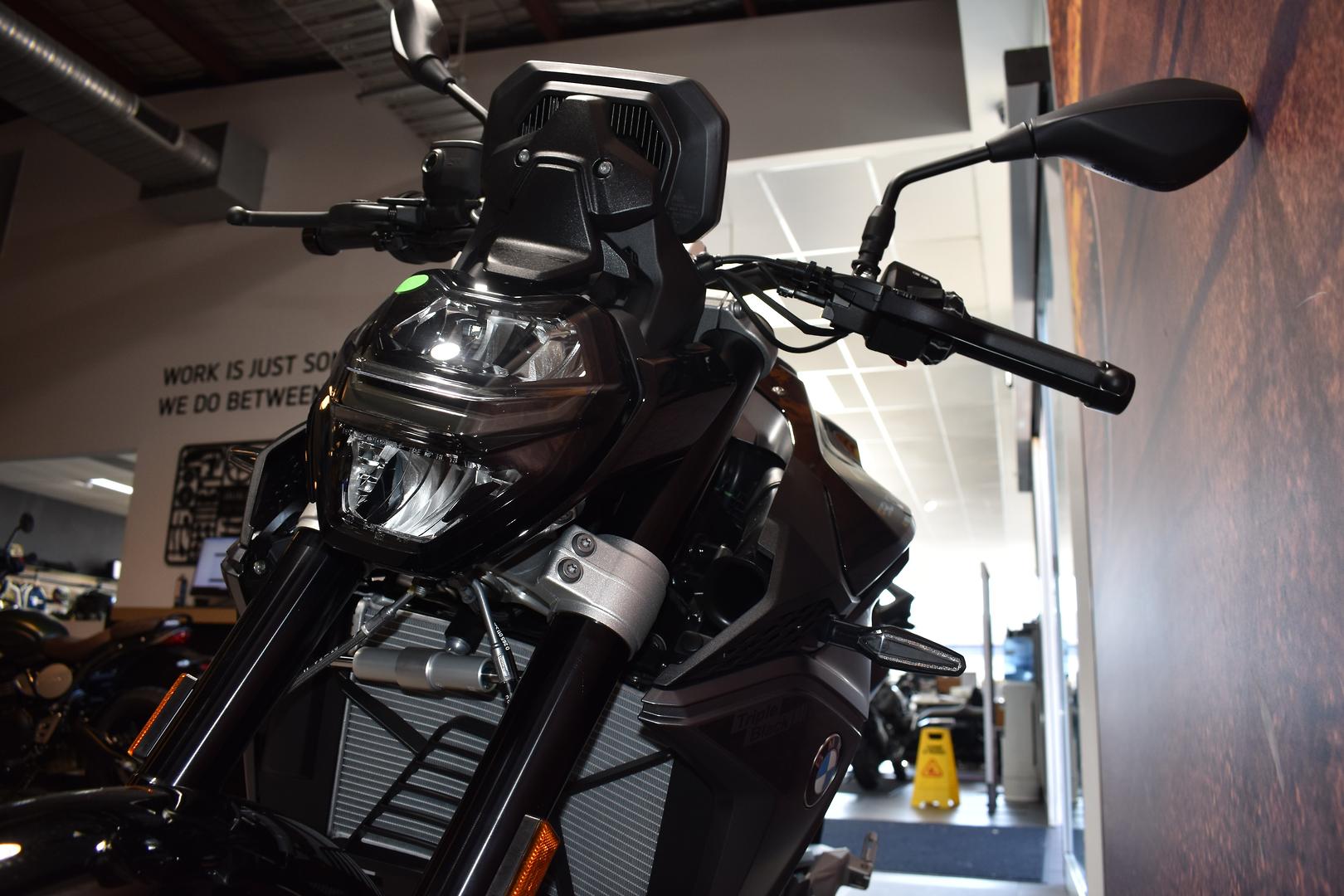 2025 BMW F 900 R TRIPLE BLACK ROAD