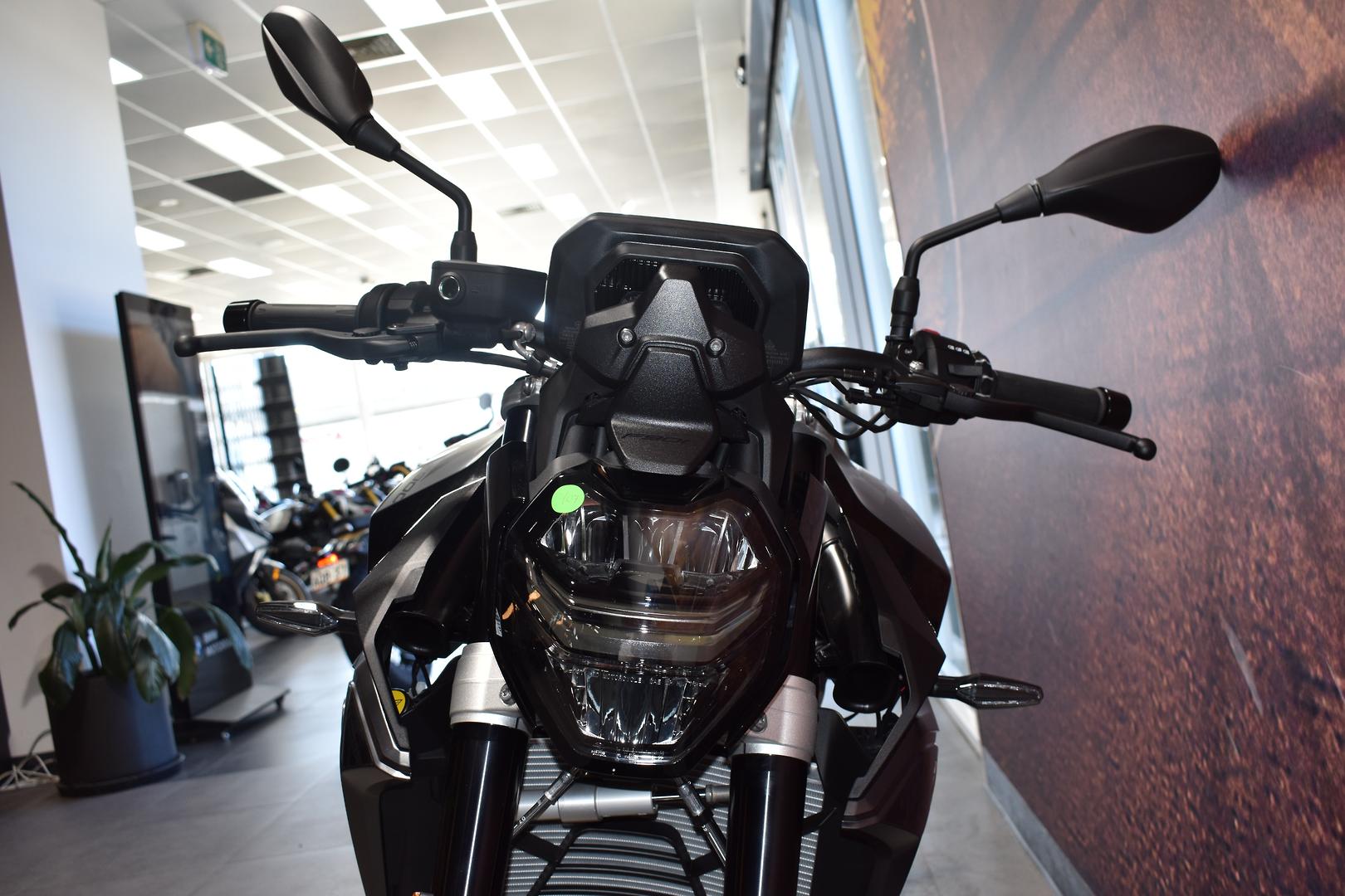 2025 BMW F 900 R TRIPLE BLACK ROAD