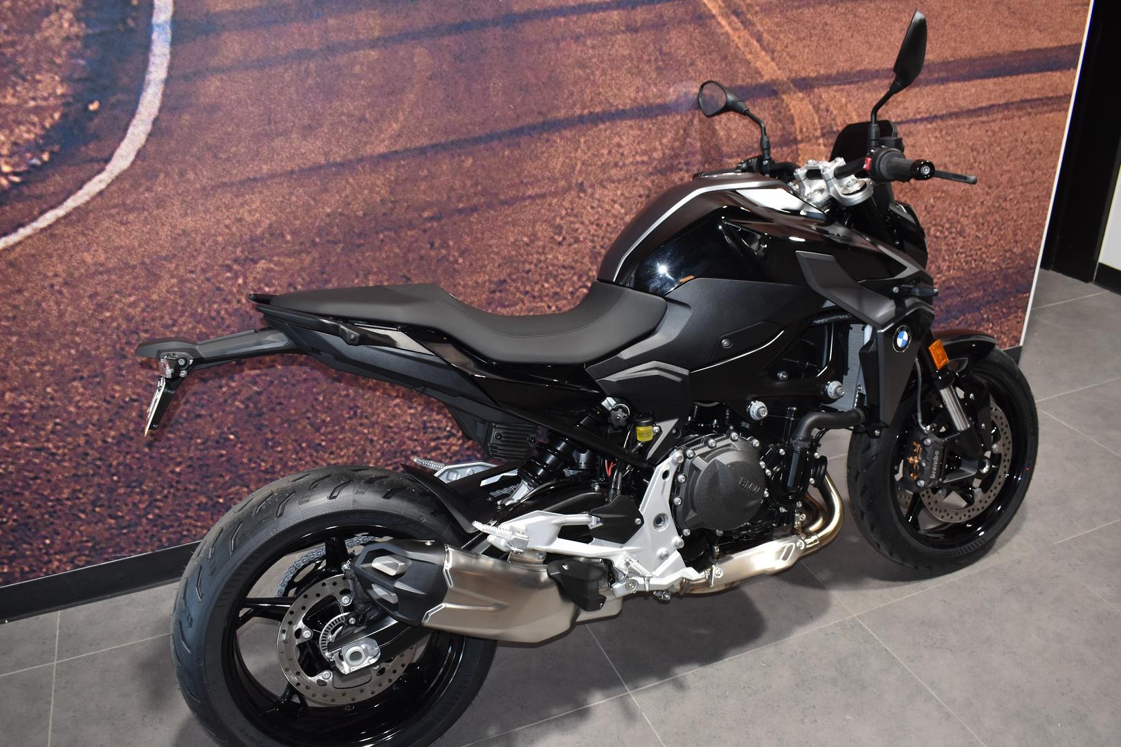 2025 BMW F 900 R TRIPLE BLACK ROAD