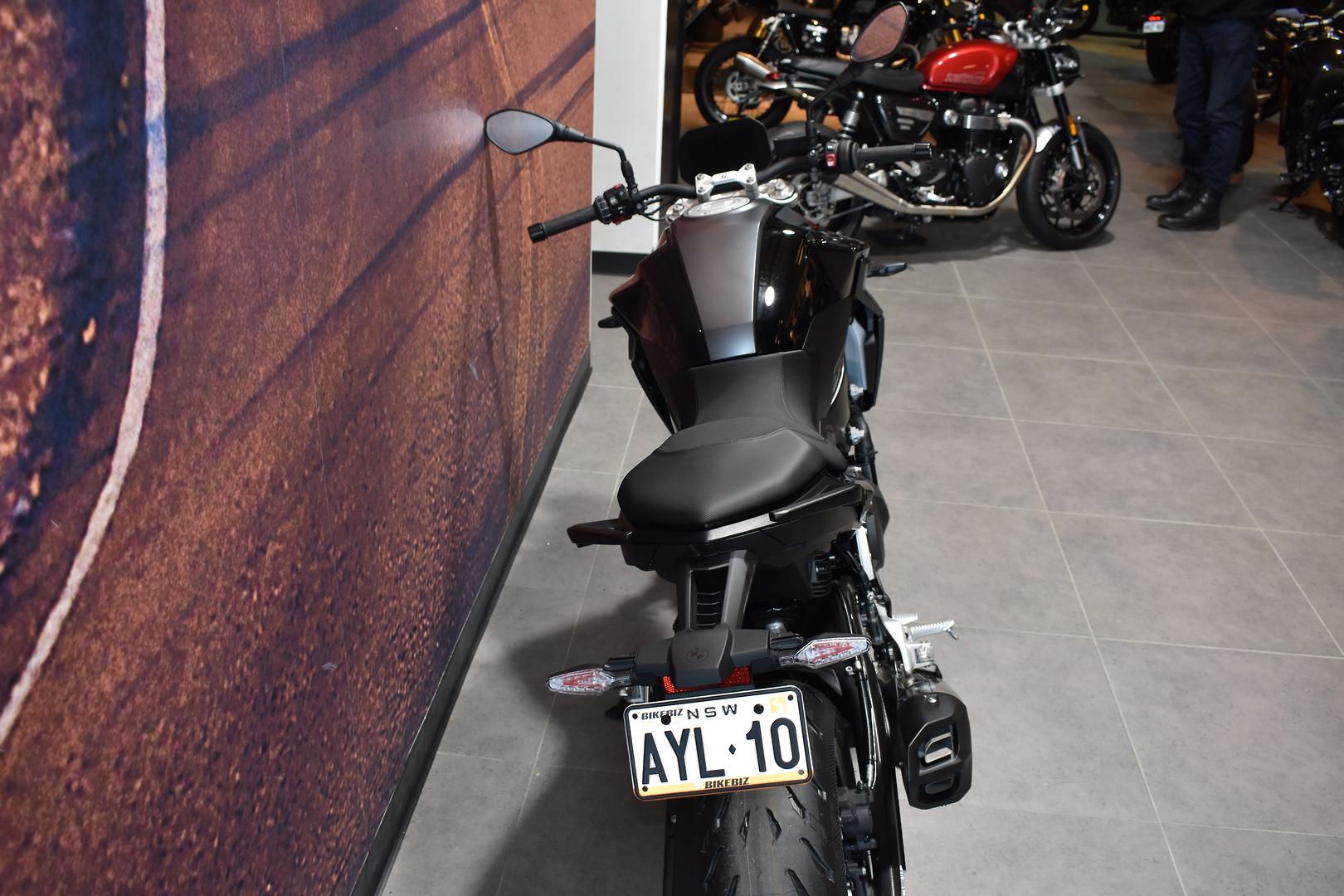 2025 BMW F 900 R TRIPLE BLACK ROAD