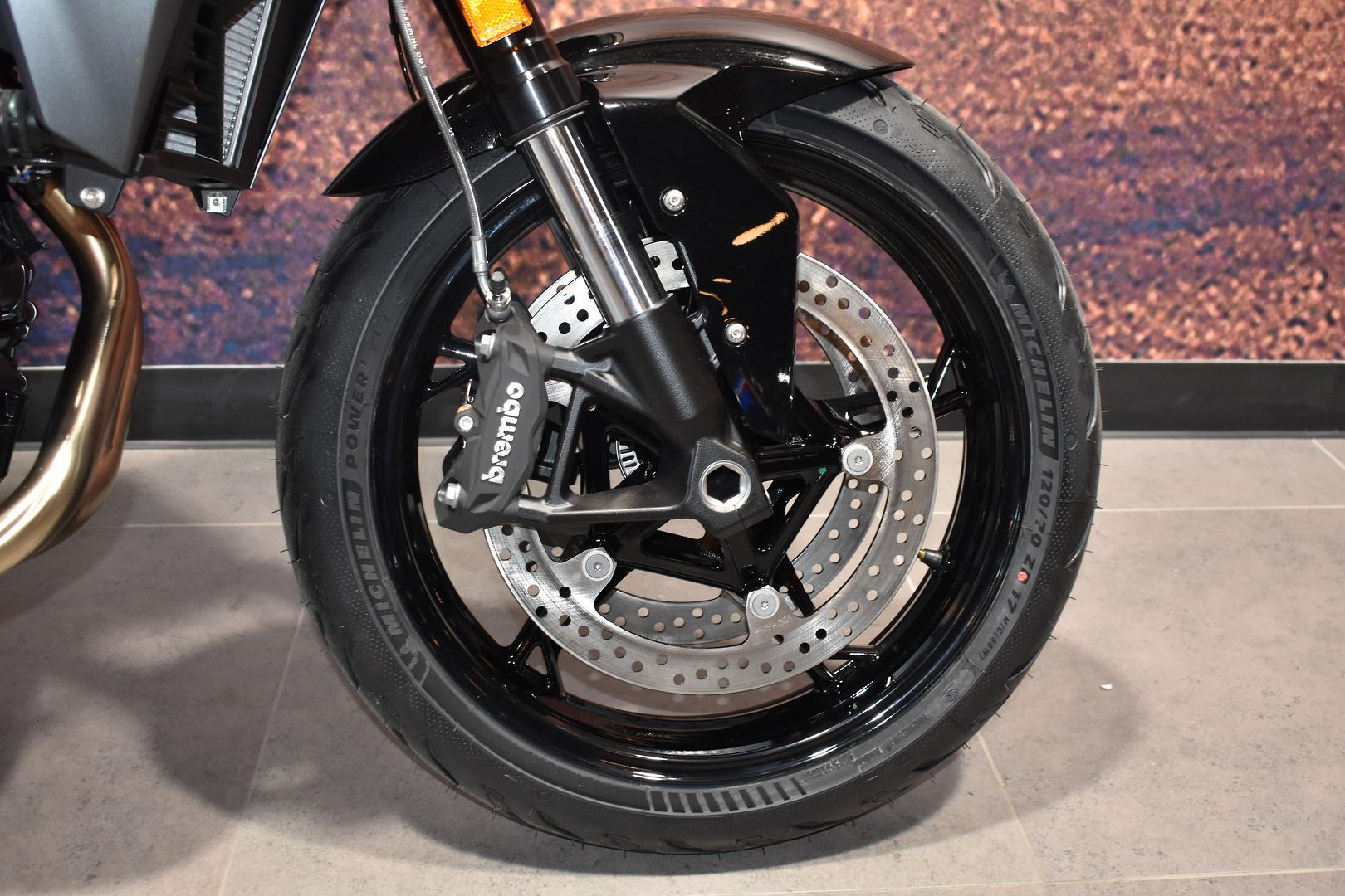 2025 BMW F 900 R TRIPLE BLACK ROAD