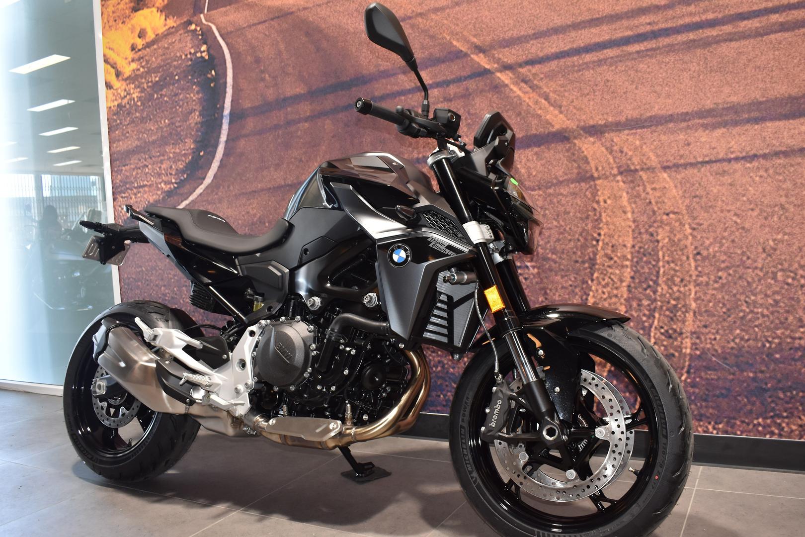 2025 BMW F 900 R TRIPLE BLACK ROAD