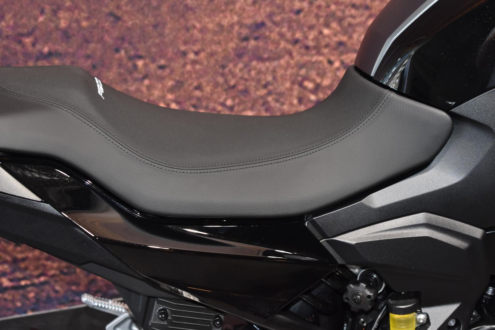 2025 BMW F 900 R TRIPLE BLACK ROAD