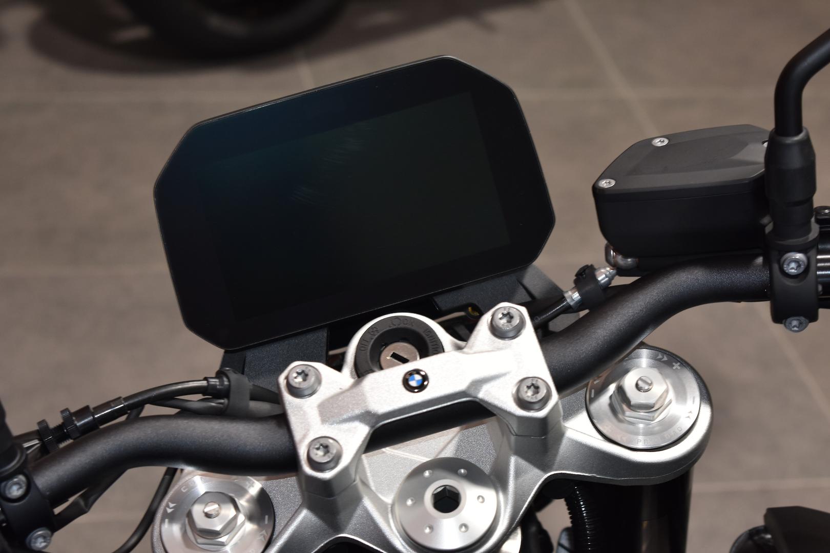 2025 BMW F 900 R TRIPLE BLACK ROAD