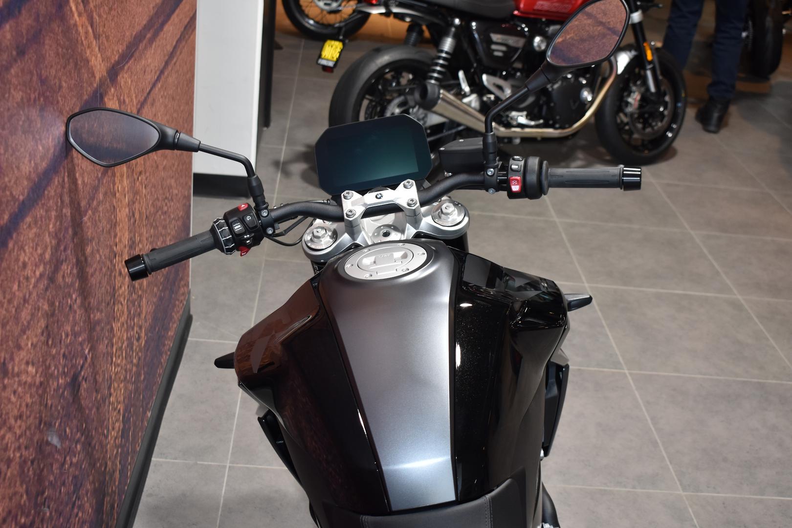 2025 BMW F 900 R TRIPLE BLACK ROAD
