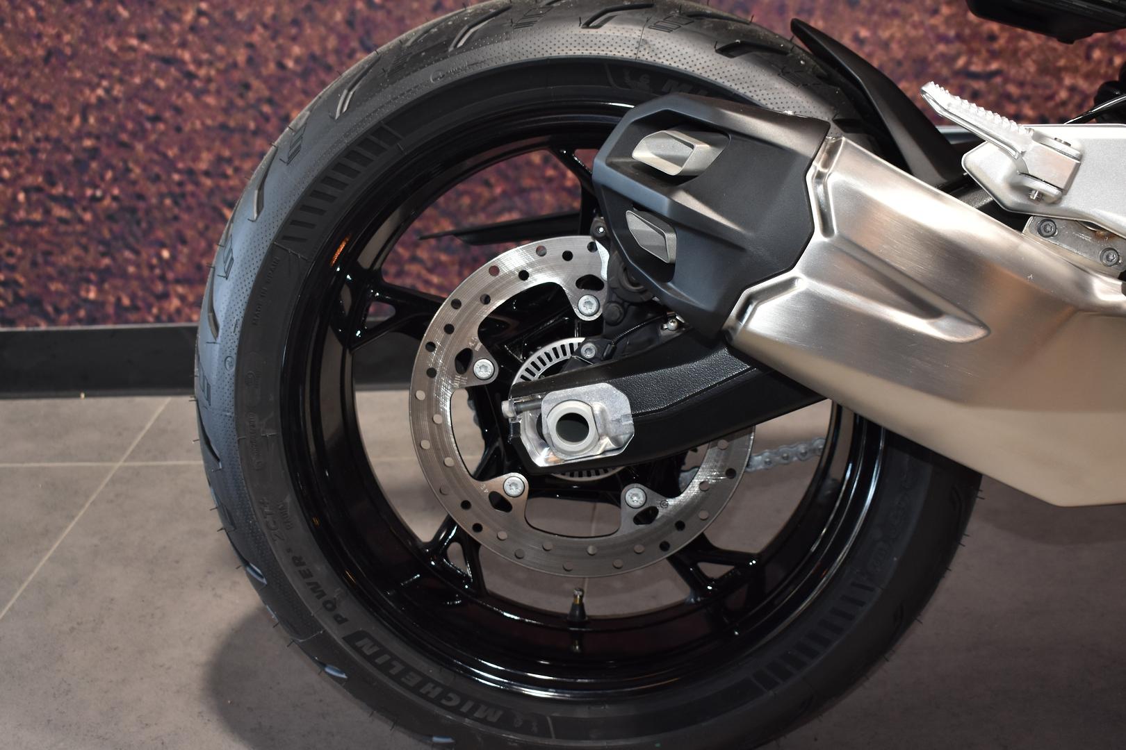 2025 BMW F 900 R TRIPLE BLACK ROAD