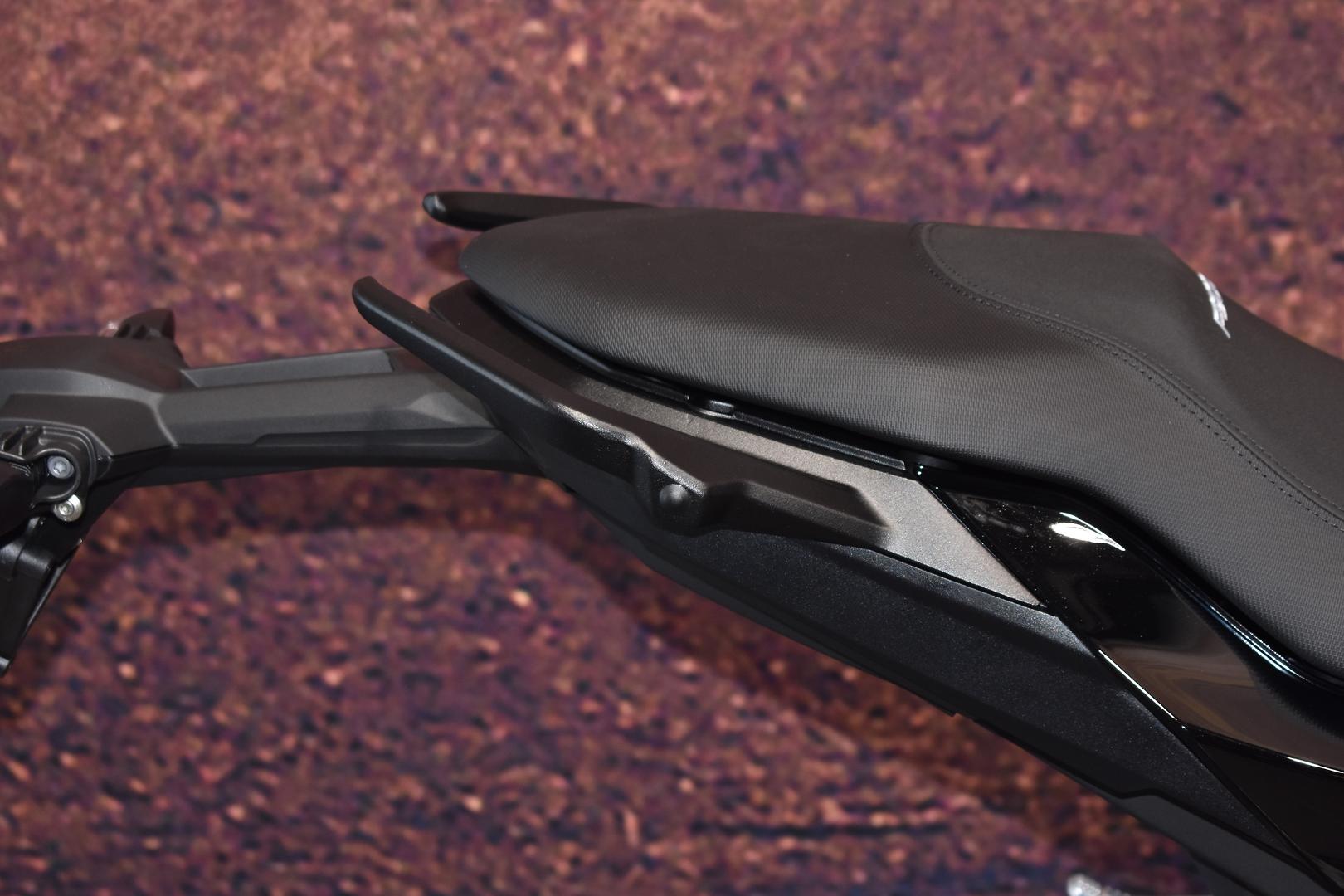 2025 BMW F 900 R TRIPLE BLACK ROAD