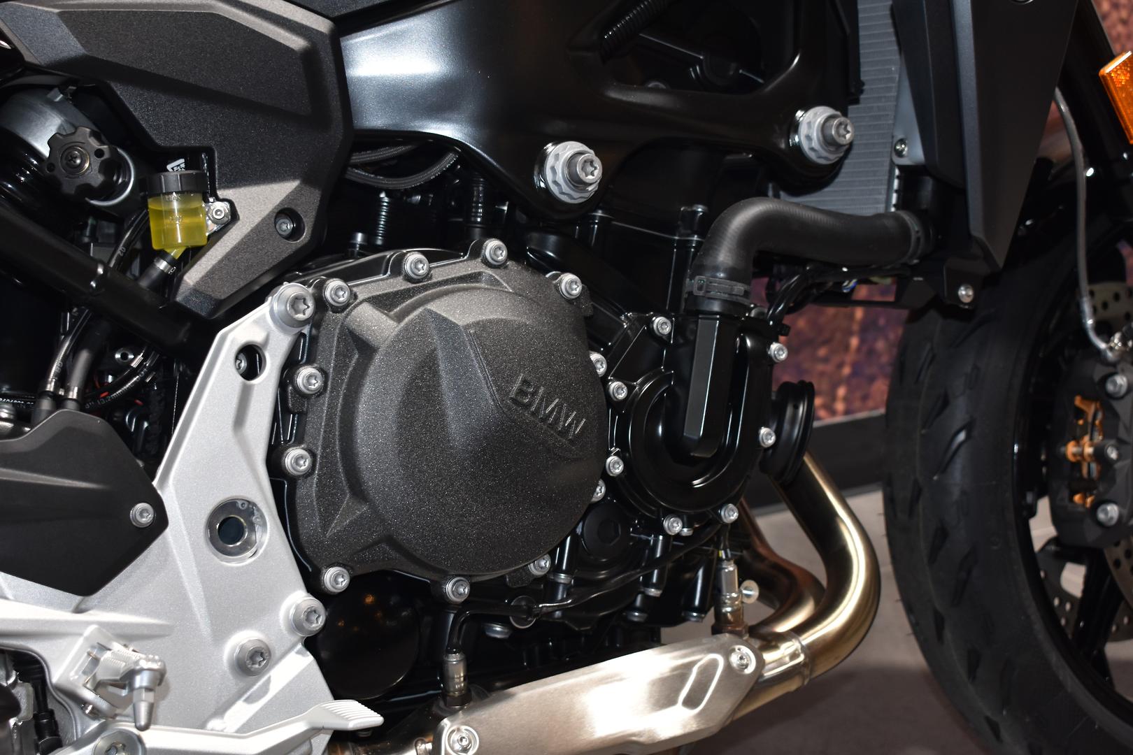 2025 BMW F 900 R TRIPLE BLACK ROAD