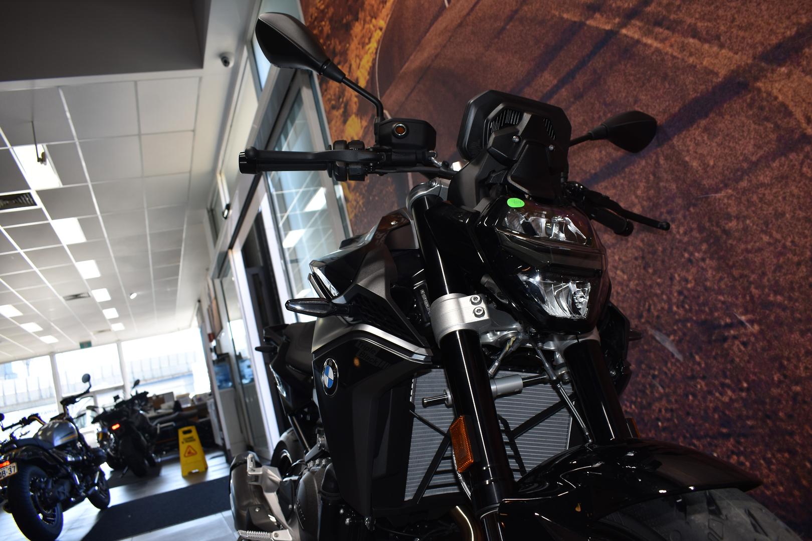 2025 BMW F 900 R TRIPLE BLACK ROAD